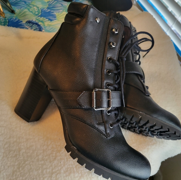 Simply Vera Vera Wang Shoes - Vera Wang Black womens boots that lace up and have a side zipper Size 10